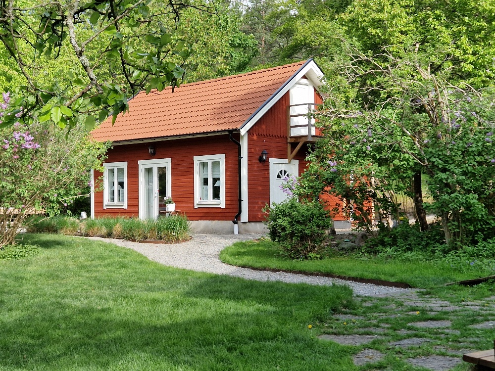 Gejketranings träningsstudio, ett rött hus i trädgården.